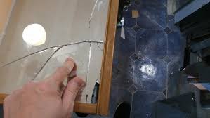 Замена зеркала в шкафу-купе в Новокузнецке от Мастер24: цена от 925 руб., установка и демонтаж